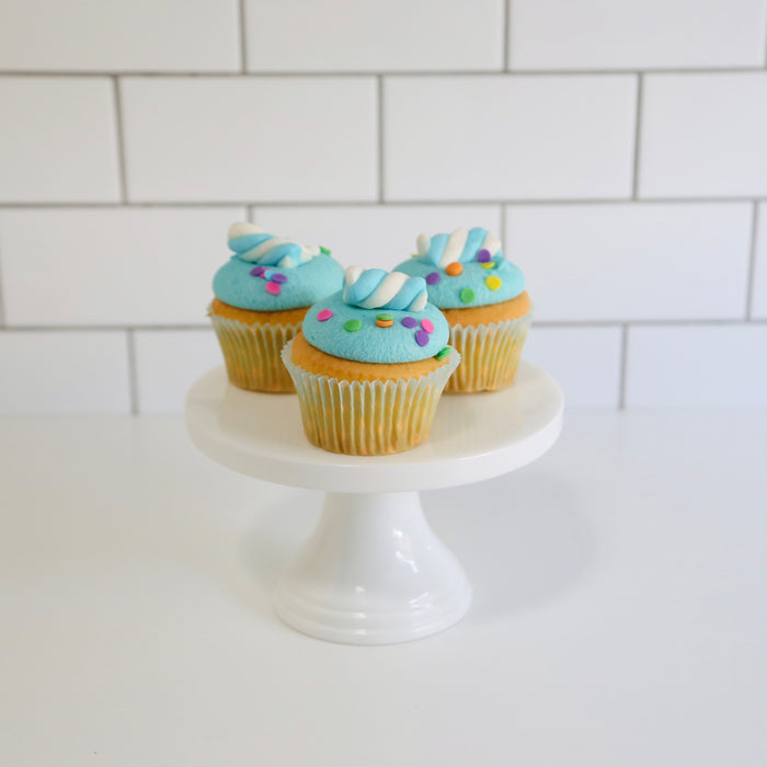6 Vanilla Cupcakes with Blue Icing